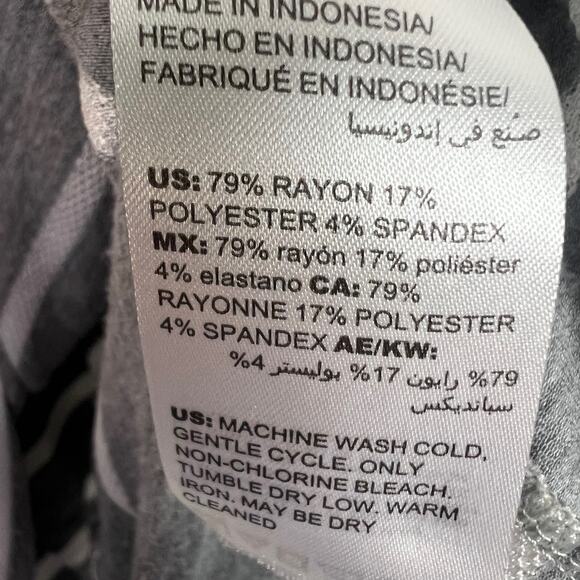 Chico's Zenergy Gray White Stripe Hi Low Short Sleeve Tunic Top Size 2(US 12/14) - Picture 6 of 7